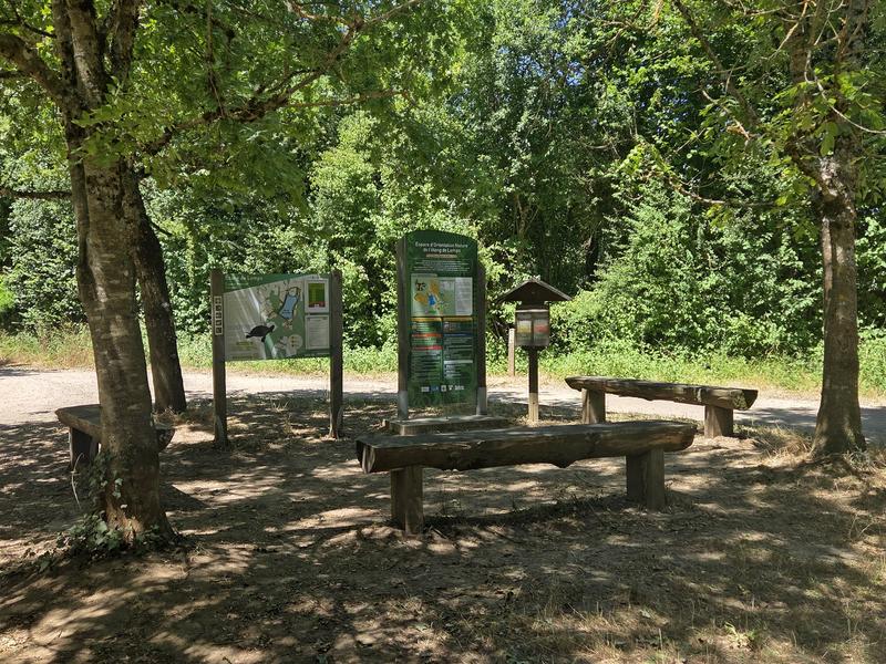 Pause ombragée au départ du sentier de l''étang de Lemps