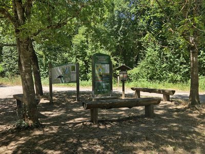 Pause ombragée au départ du sentier de l''étang de Lemps