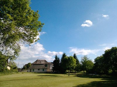 Aire naturelle de l'auberge de la Sapinière_Cros-de-Ronesque