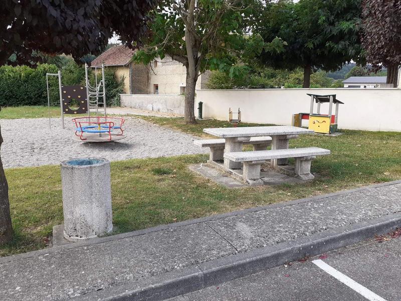 Aire pique nique Chélieu église