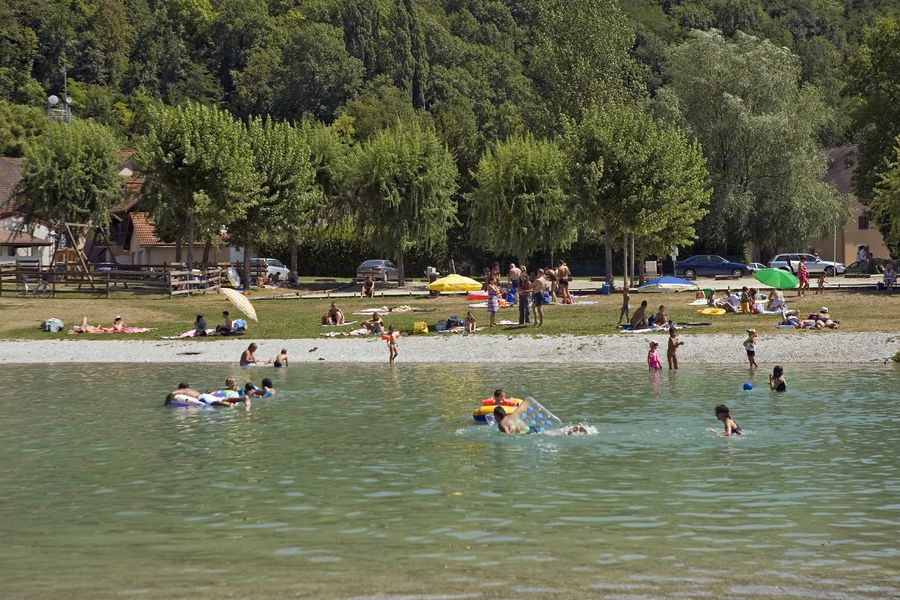 Plage du plan d'eau de Serrières en Chautagne
