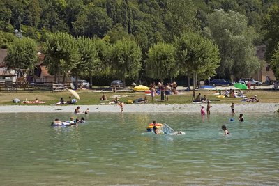 Plage du plan d'eau de Serrières en Chautagne
