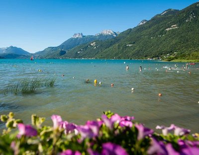 l'eau les montagnes, la rive en gravillons