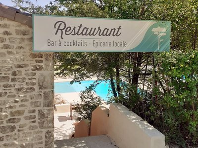 Entrée du resturant avec la piscine