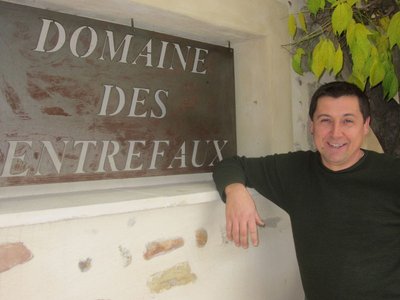 M. Tardy devant sa cave