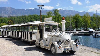 petittraintouristiqueaixlesbainsrivieradesalpes