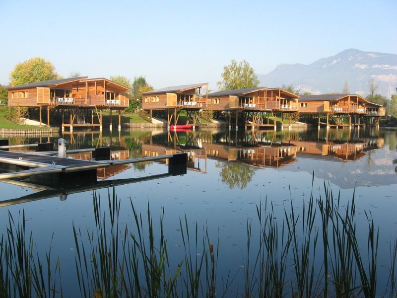 camping de Chanaz 2étoiles aixlesbainsrivieradesalpes les ilôts depuis la base lacustre