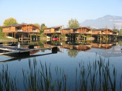 camping de Chanaz 2étoiles aixlesbainsrivieradesalpes les ilôts depuis la base lacustre