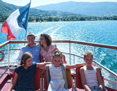 croisière en famille sur le lac d'Annecy