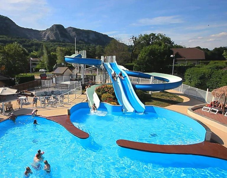 piscine extérieure avec toboggan