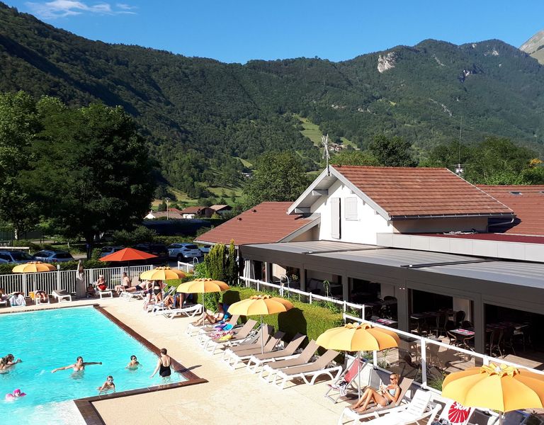 piscine transats et restaurant vue montagne