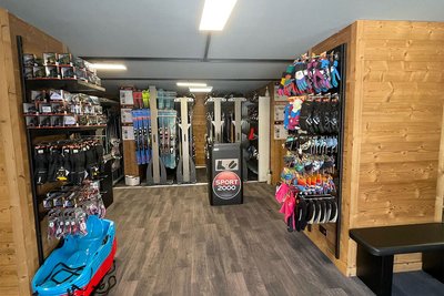 Intérieur du magasin où vous trouverez les skis, les luges et des accessoires comme les gants, buff etc...
