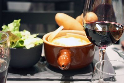 Avec la neige, rien de mieux qu'un bon Délice de l'Auberge, une fondue ou une raclette!