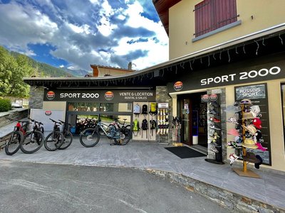 Vue extérieure du magasin Sport 2000 à Aussois été