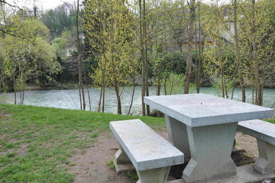 Table de pique-nique au bord du Guiers Pont de Beauvoisin