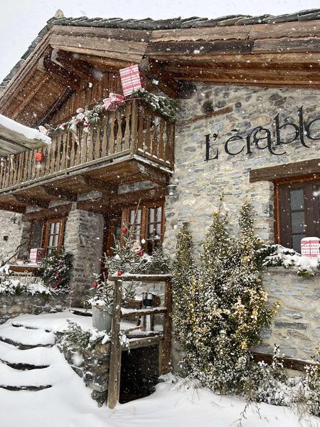 L'entrée du chalet sous la neige