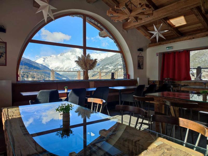 La salle à manger avec vue sur la Dent Parrachée