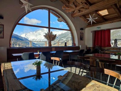 La salle à manger avec vue sur la Dent Parrachée