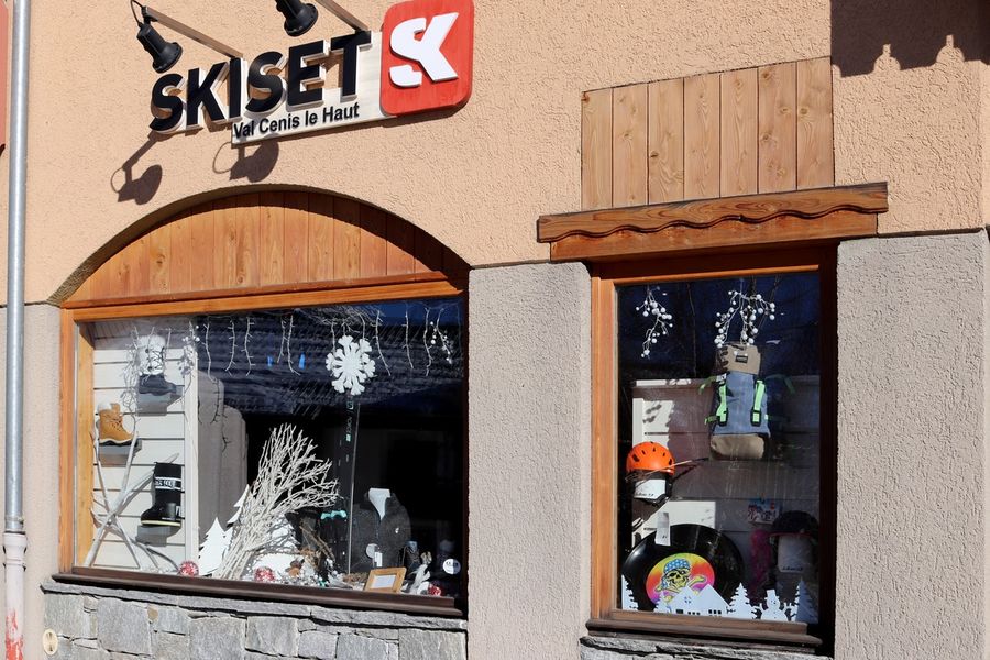 Devanture du magasin Skiset Val Cenis le Haut