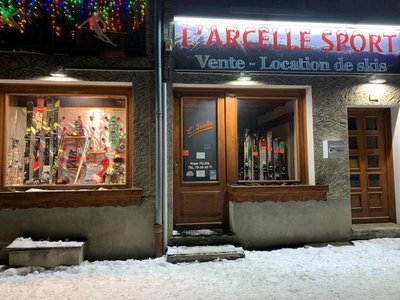 L'entrée et la vitrine du magasin