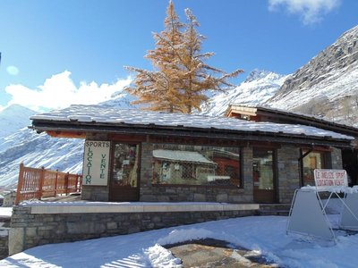 Devanture du magasin Les Mélèzes sports en hiver