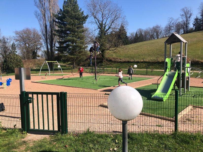 Aire de pique nique et de jeux La Frairie