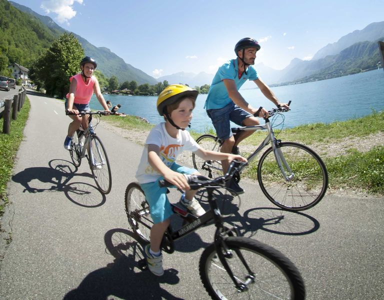 balade en vélos piste cyclable au bord du lac d'Annecy