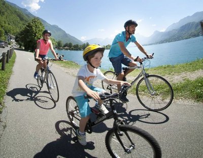balade en vélos piste cyclable au bord du lac d'Annecy