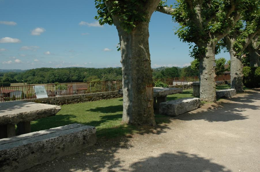 Aire de pique nique ombragée sur la place du village
