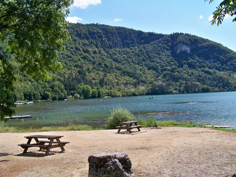 Aire de pique-nique à Merpuis, au bord de la rivière d'Ain