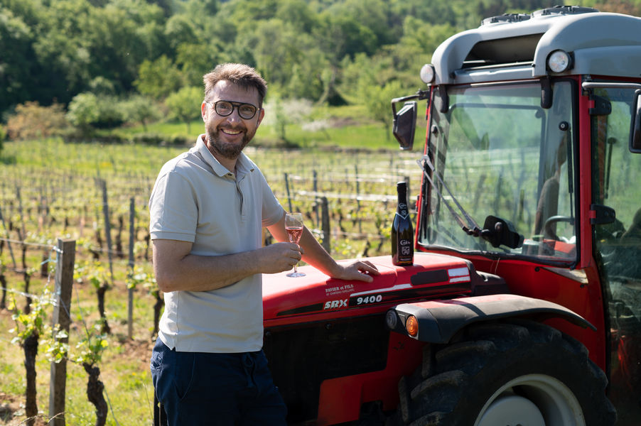 M. Dubreuil devant ses vignes