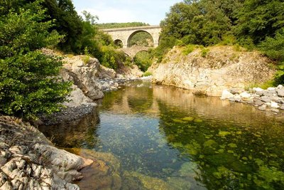 Soirée d'été en amont du pont de Réjus