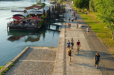 Piste cyclable à côté du Rhône et des bateaux à Lyon