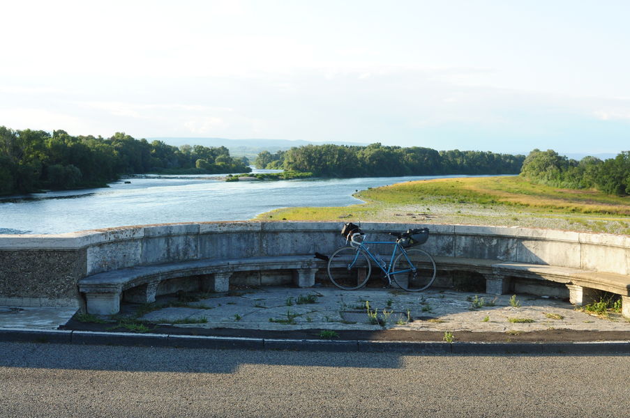 Le Rhône vu du vieux pont de Pont-Saint-Esprit