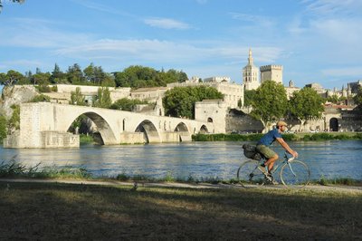 ViaRhôna à Avignon devant la cité des Papes