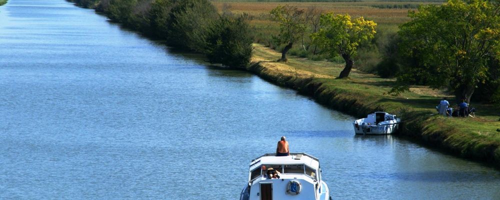 Bateau sur le canal du Rhône à Sète vers Gallician