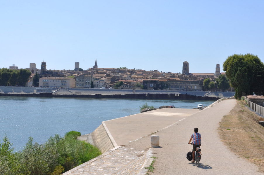 Arrivée à vélo sur Arles dans lesBouches-du-Rhône