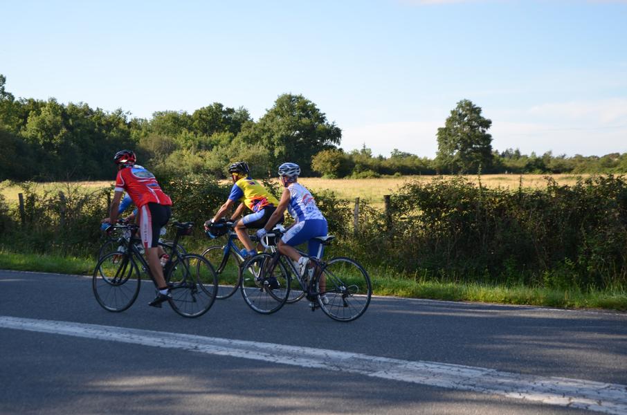 Cyclos dans le bocage