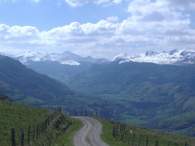 La vallée glaciaire du Falgoux depuis la piste du Col d'Aulac - La Planèze de Trizac VTT N°5