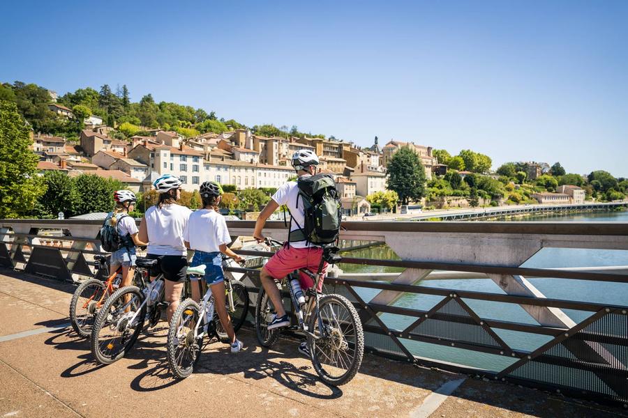 Une famille à vélo sur la passerelle à Trévoux