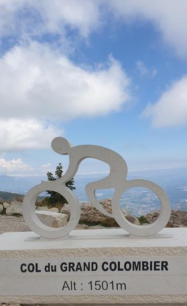 Stèle représentant un cycliste - signale le sommet du Grand Colombier