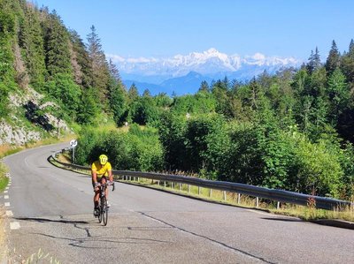 Cycliste montant le Col de la Faucille