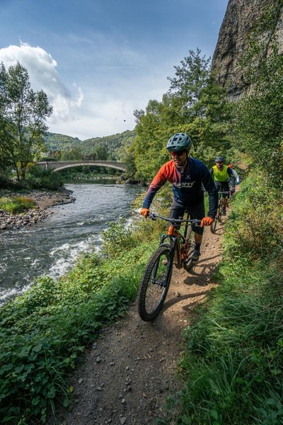 Exploration près du cours d'eau