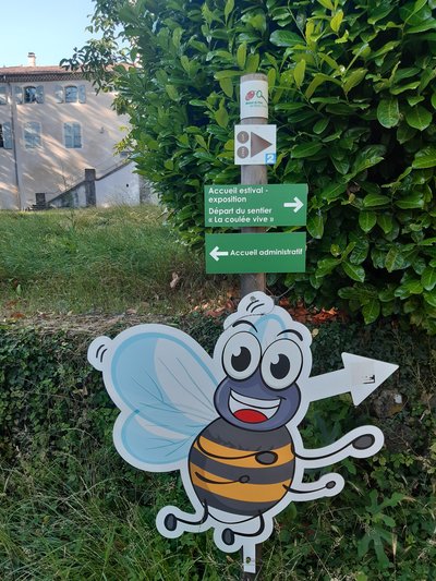 Chemin arrivant à la maison du Parc