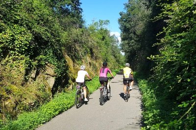 Cyclistes sur la Via Fluvia