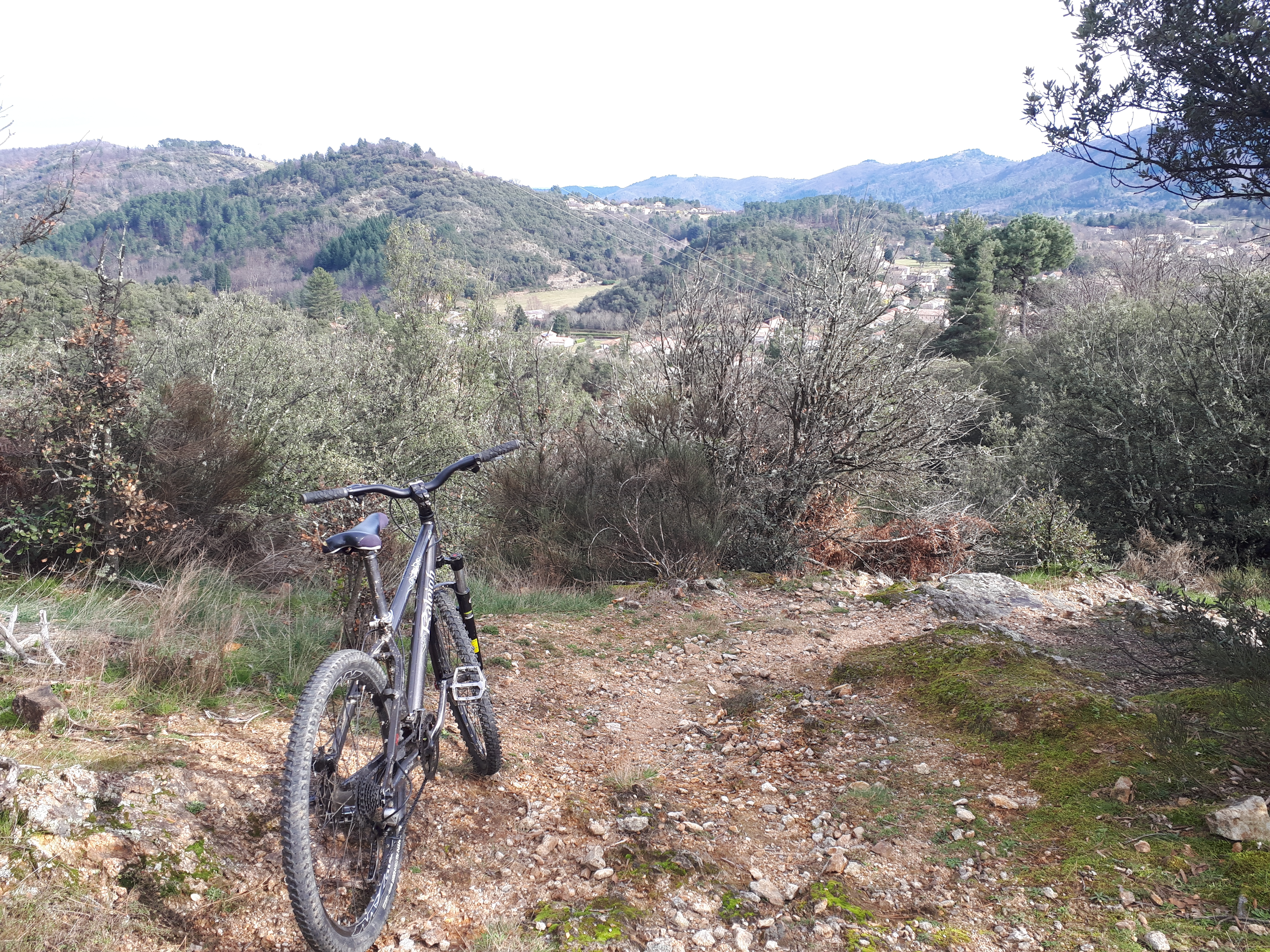 Descente d'une calade depuis Chambelasse