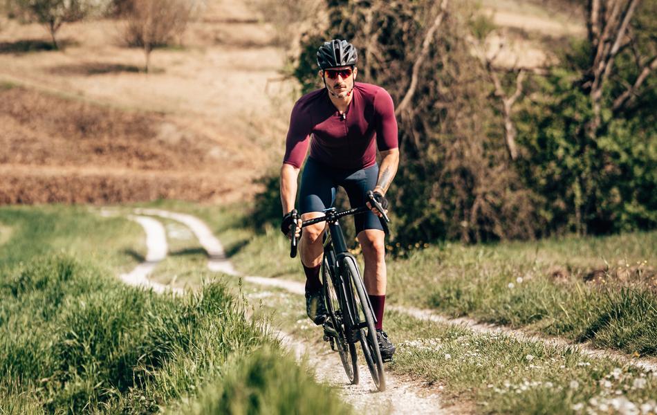 Cycliste gravel sur chemin