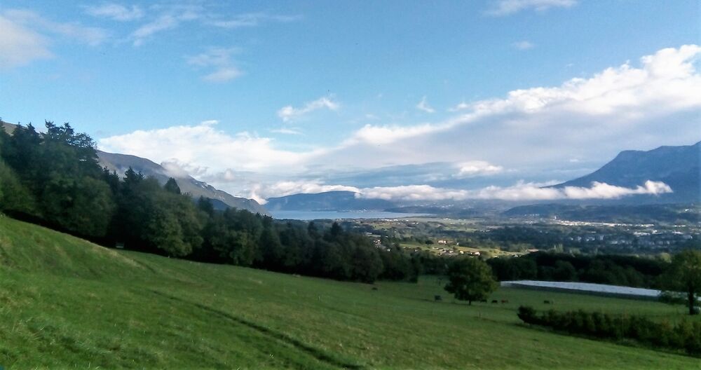 Vue sur Chambéry et le Lac du Bourget pendant l'ascension