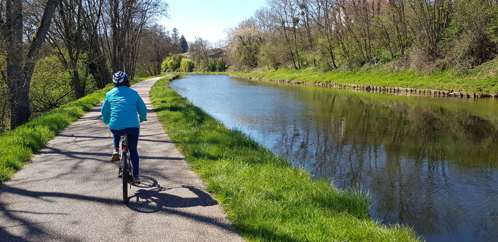 Départ de la boucle cyclo R2 le long du canal de Roanne à Digoin