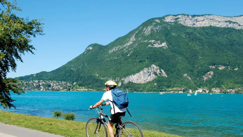 Cycliste sur les rives du lac d'Annecy